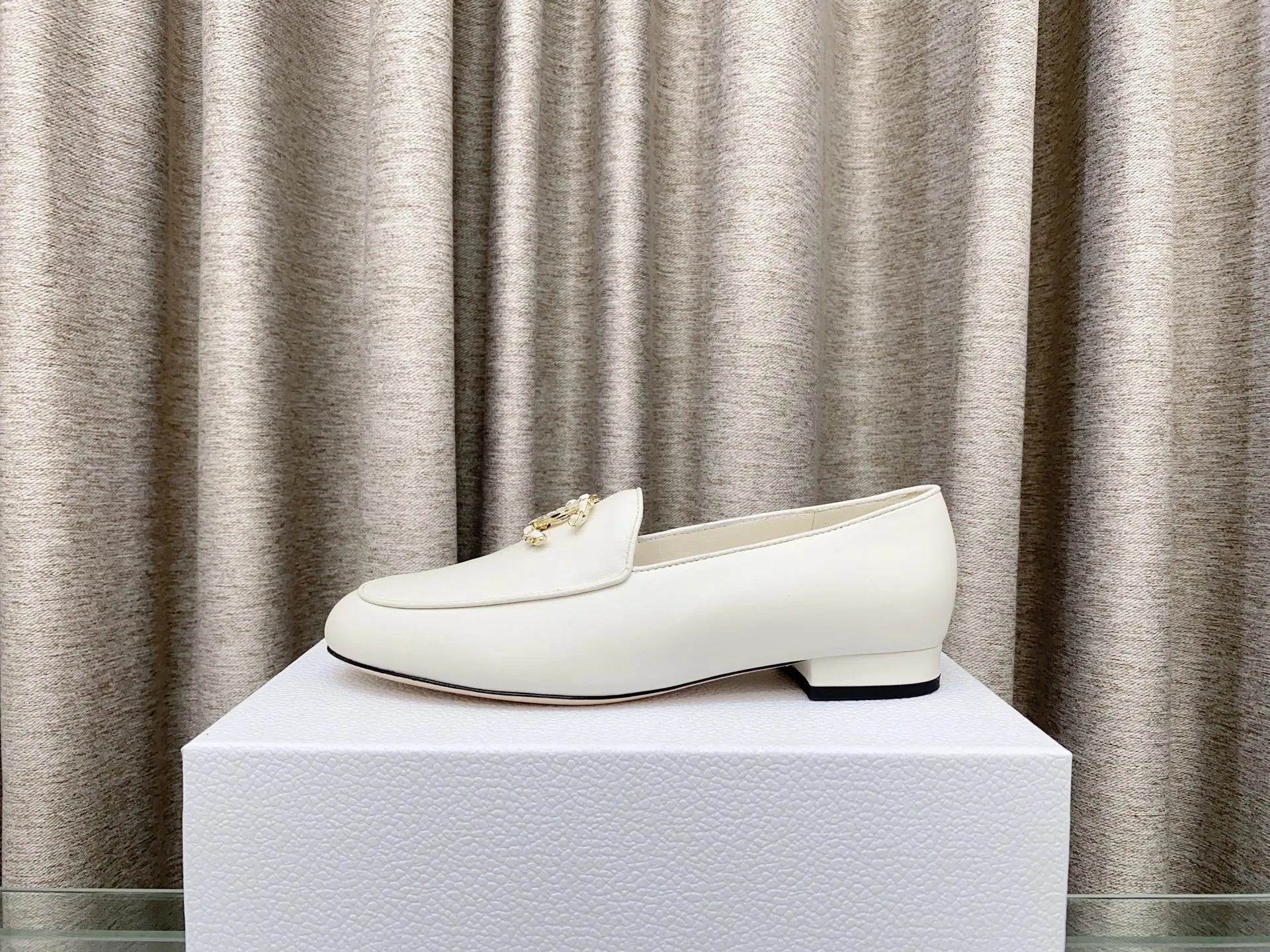 👟👟Ex-factory price 620👟👟 25Fw new spring and summer Chanel small perfume diamond double C half slippers/Loaf single shoes. Versatile style that you don’t get tired of. Super classic style. Casual with exquisiteness and stable temperament. This spring and summer is a beautiful bonus treasure! Upper: Lambskin Lining: Lambskin lining High heels: Flat soles: Italian genuine leather outsole Size: 35-39 (40 and 41 customizations are not returnable)